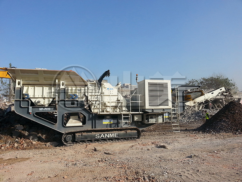 與傳統(tǒng)的固定式破碎機(jī)相比，移動(dòng)破碎站有哪些特點(diǎn)？