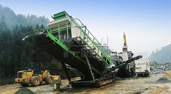 時(shí)產(chǎn)值近600萬！山美移動(dòng)式破碎篩分一體站助力江蘇高碳鉻鐵礦破碎項(xiàng)目建設(shè)