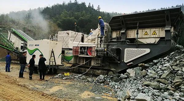 時(shí)產(chǎn)值近600萬！山美移動(dòng)式破碎篩分一體站助力江蘇高碳鉻鐵礦破碎項(xiàng)目建設(shè)