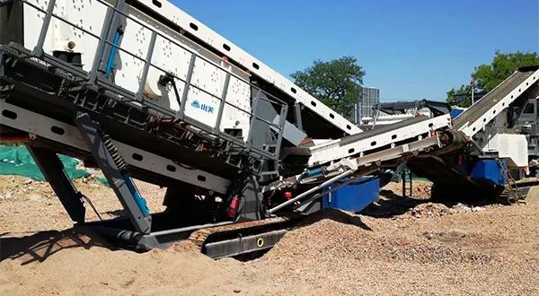 時(shí)產(chǎn)值近600萬！山美移動(dòng)式破碎篩分一體站助力江蘇高碳鉻鐵礦破碎項(xiàng)目建設(shè)